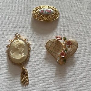 Assorted gold tone brooches and pendant